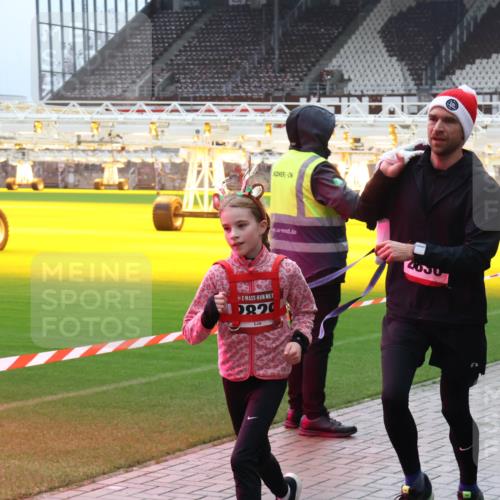 07.12.2025 - St. Pauli X-Mass-Run No. 15 Luisa Fischer http://msf.ph/oto/9380813 07.12.2025 10:42:32 Ziel 0820, 1, 116, 141, 279, 322, 563, 968, 1266, 1272, 1438, 1674, 1675, 1676, 2013, 2157, 2261, 2288, 2563, 2829, 2831, 2931, 3042, 3399, 4045, 4046, 4441, 4622 meine-sportfotos.de