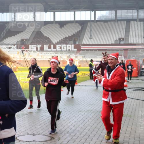 07.12.2025 - St. Pauli X-Mass-Run No. 15 Luisa Fischer http://msf.ph/oto/9380819 07.12.2025 10:09:26 Ziel 3891, 103, 19, 390, 707, 786, 789, 881, 896, 899, 947, 960, 1002, 1031, 1176, 1461, 1465, 1570, 1575, 1576, 2126, 2247, 2248, 2521, 3212, 3300, 3332, 3335, 3484, 3493, 3495, 3671, 3759, 3891, 3904, 3907, 4066, 4067, 4068, 4113, 4205, 4232, 4234, 4451, 4666 meine-sportfotos.de