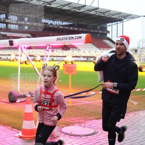 07.12.2025 - St. Pauli X-Mass-Run No. 15 Luisa Fischer http://msf.ph/oto/9380822 07.12.2025 10:42:33 Ziel 1, 0820, 116, 141, 279, 322, 563, 968, 1266, 1272, 1438, 1674, 1675, 1676, 2013, 2157, 2261, 2563, 2829, 2831, 2931, 3042, 3399, 4045, 4046, 4441, 4622 meine-sportfotos.de