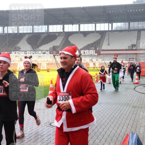 07.12.2025 - St. Pauli X-Mass-Run No. 15 Luisa Fischer http://msf.ph/oto/9380830 07.12.2025 10:09:28 Ziel 40, 3891, 4066, 3300, 98, 3484, 19, 390, 707, 786, 789, 881, 896, 899, 947, 960, 1002, 1031, 1176, 1461, 1465, 1570, 1575, 1576, 2126, 2247, 2248, 2521, 3212, 3300, 3332, 3335, 3484, 3493, 3495, 3671, 3759, 3891, 3904, 3907, 4066, 4067, 4068, 4113, 4205, 4232, 4234, 4451, 4666 meine-sportfotos.de