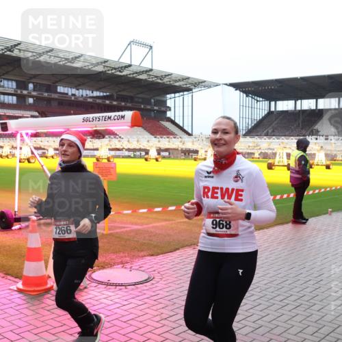 07.12.2025 - St. Pauli X-Mass-Run No. 15 Luisa Fischer http://msf.ph/oto/9380842 07.12.2025 10:42:41 Ziel 5, 1266, 968, 116, 563, 968, 1266, 1272, 1358, 1434, 1438, 1674, 1675, 1676, 2012, 2013, 2157, 2261, 2621, 2622, 2722, 2829, 2831, 2931, 3042, 3399, 4045, 4046, 4441, 4622 meine-sportfotos.de