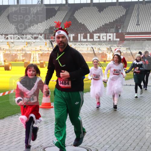07.12.2025 - St. Pauli X-Mass-Run No. 15 Luisa Fischer http://msf.ph/oto/9380862 07.12.2025 10:09:32 Ziel 786, 3484, 1461, 1465, 2124, 390, 19, 390, 707, 786, 789, 881, 896, 899, 947, 960, 1002, 1031, 1176, 1461, 1465, 1570, 1575, 1576, 1718, 2126, 2521, 3212, 3300, 3332, 3335, 3484, 3493, 3671, 3756, 3891, 3904, 3907, 4066, 4067, 4068, 4113, 4232, 4234, 4451, 4666 meine-sportfotos.de