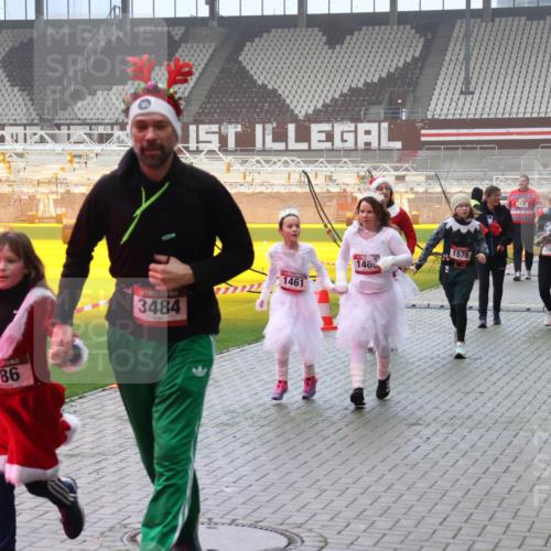 07.12.2025 - St. Pauli X-Mass-Run No. 15 Luisa Fischer http://msf.ph/oto/9380865 07.12.2025 10:09:33 Ziel 786, 3484, 1461, 146, 1576, 2126, 390, 943, 19, 390, 707, 786, 789, 881, 896, 899, 947, 960, 1002, 1031, 1176, 1243, 1248, 1461, 1465, 1570, 1575, 1576, 1718, 2126, 2521, 3212, 3300, 3332, 3335, 3484, 3493, 3671, 3756, 3891, 3904, 3907, 4066, 4067, 4068, 4113, 4232, 4234, 4451, 4666 meine-sportfotos.de