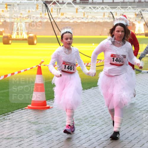 07.12.2025 - St. Pauli X-Mass-Run No. 15 Luisa Fischer http://msf.ph/oto/9380867 07.12.2025 10:09:34 Ziel 1461, 1465, 19, 390, 707, 786, 789, 881, 896, 899, 947, 960, 1002, 1031, 1176, 1243, 1248, 1461, 1465, 1570, 1575, 1576, 1718, 2126, 2521, 3212, 3300, 3332, 3335, 3484, 3493, 3671, 3756, 3891, 3904, 3907, 4066, 4067, 4068, 4113, 4666 meine-sportfotos.de
