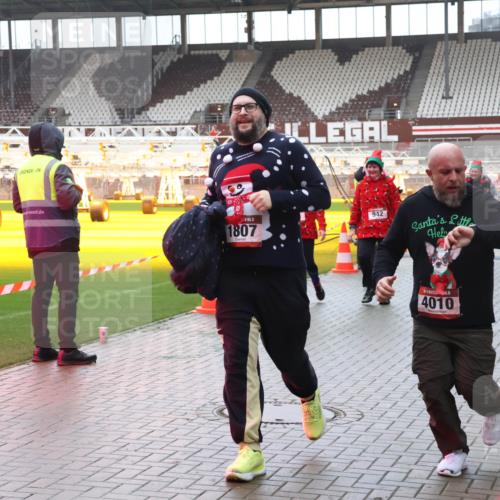 07.12.2025 - St. Pauli X-Mass-Run No. 15 Luisa Fischer http://msf.ph/oto/9380884 07.12.2025 11:15:16 Ziel 1807, 942, 4010, 313, 525, 922, 1623, 1627, 1662, 1776, 1778, 1798, 1804, 1805, 1806, 1807, 2040, 2211, 4010 meine-sportfotos.de
