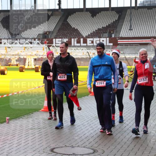 07.12.2025 - St. Pauli X-Mass-Run No. 15 Luisa Fischer http://msf.ph/oto/9380905 07.12.2025 10:43:02 Ziel 4622, 2261, 3, 2157, 143, 116, 519, 563, 598, 604, 625, 1272, 1358, 1434, 1438, 1758, 2012, 2013, 2061, 2155, 2157, 2261, 2621, 2622, 2722, 2931, 3042, 3399, 4045, 4046, 4394, 4441, 4594, 4622, 4857 meine-sportfotos.de