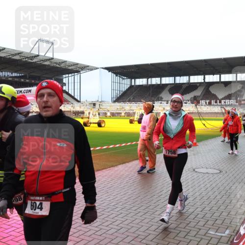 07.12.2025 - St. Pauli X-Mass-Run No. 15 Luisa Fischer http://msf.ph/oto/9380953 07.12.2025 10:43:14 Ziel 698, 15, 604, 1358, 1758, 1434, 296, 519, 563, 598, 604, 625, 1272, 1301, 1358, 1434, 1758, 2012, 2013, 2061, 2155, 2157, 2336, 2337, 2621, 2622, 2722, 2802, 2901, 2931, 3381, 3399, 4161, 4394, 4594, 4621, 4857 meine-sportfotos.de
