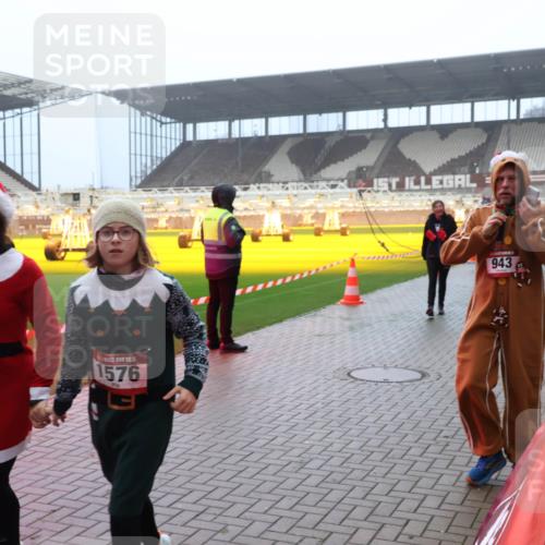 07.12.2025 - St. Pauli X-Mass-Run No. 15 Luisa Fischer http://msf.ph/oto/9380962 07.12.2025 10:09:39 Ziel 1575, 1576, 943, 19, 390, 786, 789, 800, 881, 896, 899, 947, 960, 1002, 1031, 1176, 1243, 1248, 1461, 1465, 1570, 1575, 1576, 1718, 2126, 2521, 3300, 3332, 3335, 3484, 3493, 3756, 3891, 3904, 3907, 4066, 4067, 4068, 4113, 4666 meine-sportfotos.de