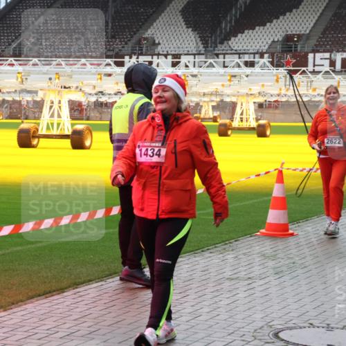 07.12.2025 - St. Pauli X-Mass-Run No. 15 Luisa Fischer http://msf.ph/oto/9380971 07.12.2025 10:43:17 Ziel 1434, 2622, 2621, 296, 519, 563, 598, 604, 625, 1272, 1301, 1358, 1434, 1758, 1814, 1936, 2012, 2013, 2052, 2053, 2061, 2155, 2157, 2336, 2337, 2621, 2622, 2722, 2802, 2901, 2931, 3381, 3399, 4161, 4394, 4594, 4621, 4857 meine-sportfotos.de