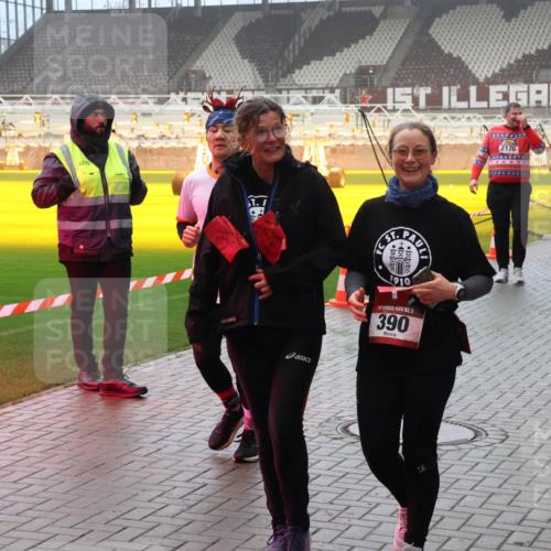 07.12.2025 - St. Pauli X-Mass-Run No. 15 Luisa Fischer http://msf.ph/oto/9380974 07.12.2025 10:09:44 Ziel 6709, 1910, 15, 390, 2126, 1570, 19, 786, 800, 881, 896, 899, 960, 1176, 1243, 1248, 1461, 1465, 1570, 1575, 1576, 1718, 2126, 3300, 3484, 3493, 3756, 3891, 3904, 3907, 4066, 4067, 4068, 4113, 4666 meine-sportfotos.de