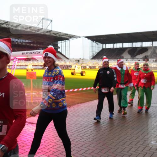 07.12.2025 - St. Pauli X-Mass-Run No. 15 Luisa Fischer http://msf.ph/oto/9380985 07.12.2025 11:15:39 Ziel 15, 2211, 1778, 1776, 1796, 2040, 313, 391, 922, 1218, 1282, 1623, 1627, 1662, 3133 meine-sportfotos.de