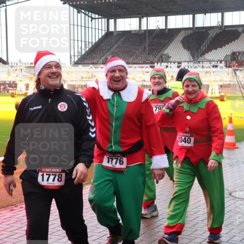 07.12.2025 - St. Pauli X-Mass-Run No. 15 Luisa Fischer http://msf.ph/oto/9380987 07.12.2025 11:15:40 Ziel 15, 1778, 1776, 79, 1, 15, 2040, 313, 391, 922, 1218, 1282, 1623, 1627, 1662, 3133 meine-sportfotos.de