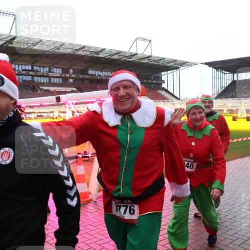 07.12.2025 - St. Pauli X-Mass-Run No. 15 Luisa Fischer http://msf.ph/oto/9381001 07.12.2025 11:15:42 Ziel 1910, 776, 15, 40, 3133, 313, 391, 1218, 1282, 1623, 1627, 1662, 3133 meine-sportfotos.de
