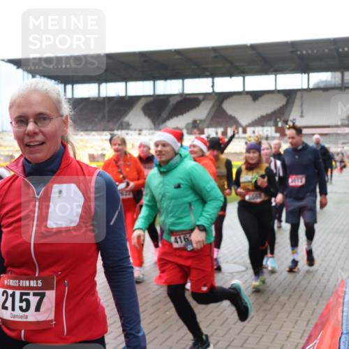 07.12.2025 - St. Pauli X-Mass-Run No. 15 Luisa Fischer http://msf.ph/oto/9381008 07.12.2025 10:43:24 Ziel 15, 2157, 416, 296, 519, 598, 604, 625, 1053, 1301, 1358, 1434, 1616, 1758, 1814, 1936, 2012, 2052, 2053, 2061, 2155, 2336, 2337, 2621, 2622, 2724, 2726, 2761, 2762, 2802, 2901, 3381, 4161, 4394, 4594, 4621, 4857 meine-sportfotos.de