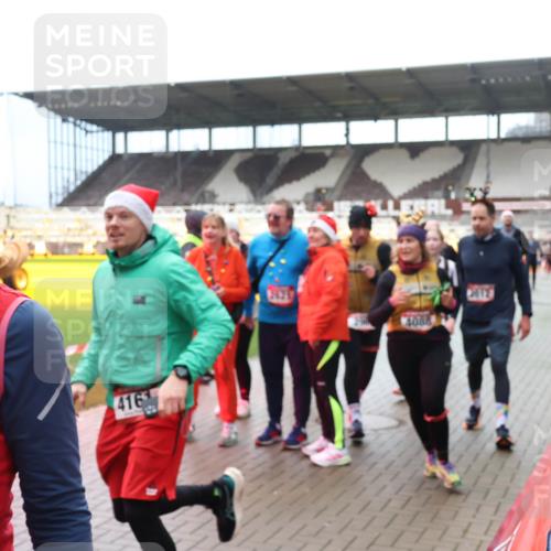 07.12.2025 - St. Pauli X-Mass-Run No. 15 Luisa Fischer http://msf.ph/oto/9381011 07.12.2025 10:43:24 Ziel 5, 416, 4088, 296, 519, 598, 604, 625, 1053, 1301, 1358, 1434, 1616, 1758, 1814, 1936, 2012, 2052, 2053, 2061, 2155, 2336, 2337, 2621, 2622, 2724, 2726, 2761, 2762, 2802, 2901, 3381, 4161, 4394, 4594, 4621, 4857 meine-sportfotos.de