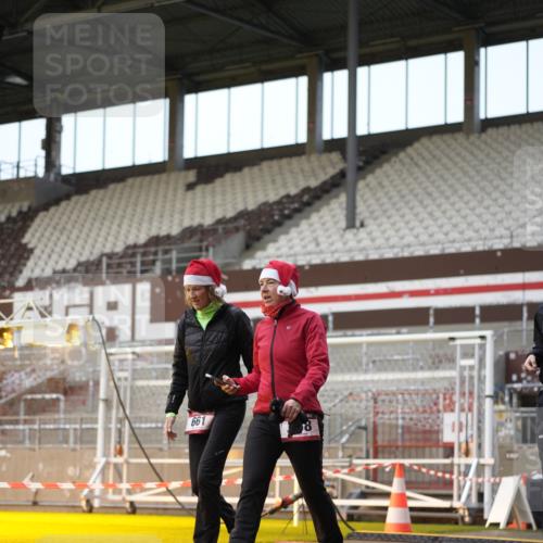 07.12.2025 - St. Pauli X-Mass-Run No. 15 Patografie http://msf.ph/oto/9381017 07.12.2025 10:19:31 Ziel 658, 661, 2750, 3011, 3013, 3695, 4038, 4074 meine-sportfotos.de