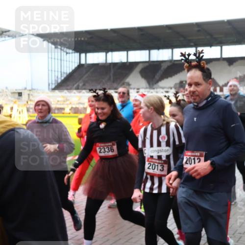 07.12.2025 - St. Pauli X-Mass-Run No. 15 Luisa Fischer http://msf.ph/oto/9381026 07.12.2025 10:43:27 Ziel 2336, 2012, 2013, 296, 519, 598, 604, 625, 1053, 1301, 1434, 1616, 1758, 1814, 1936, 2052, 2053, 2061, 2155, 2336, 2337, 2621, 2622, 2724, 2726, 2761, 2762, 2802, 2901, 3381, 4161, 4394, 4594, 4621, 4857 meine-sportfotos.de