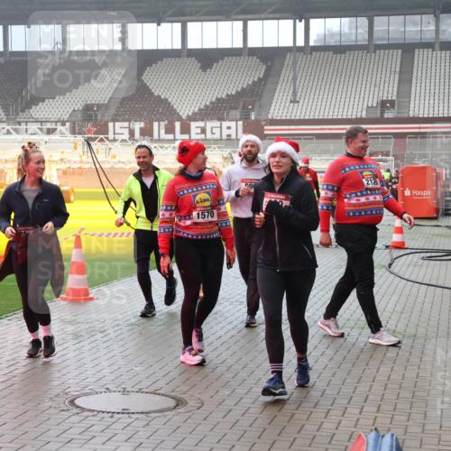 07.12.2025 - St. Pauli X-Mass-Run No. 15 Luisa Fischer http://msf.ph/oto/9381032 07.12.2025 10:09:49 Ziel 1570, 29, 212, 4040401, 19, 800, 881, 896, 899, 960, 1172, 1191, 1243, 1248, 1461, 1465, 1570, 1575, 1576, 1718, 2126, 3300, 3493, 3756, 3891, 4066, 4067, 4068, 4113, 4666 meine-sportfotos.de