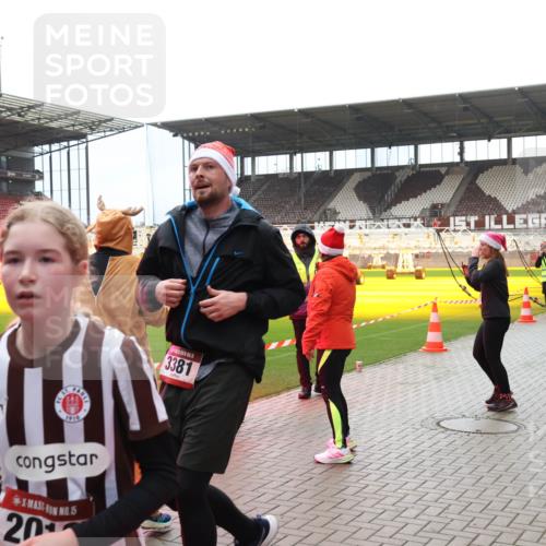 07.12.2025 - St. Pauli X-Mass-Run No. 15 Luisa Fischer http://msf.ph/oto/9381035 07.12.2025 10:43:29 Ziel 1919, 5, 20, 3381, 296, 519, 598, 604, 625, 1053, 1301, 1616, 1758, 1814, 1936, 2052, 2053, 2061, 2155, 2336, 2337, 2724, 2726, 2761, 2762, 2802, 2901, 3038, 3381, 4161, 4394, 4594, 4621, 4857 meine-sportfotos.de
