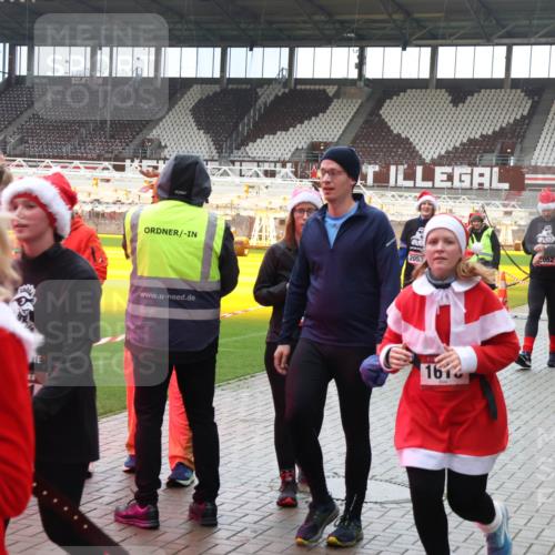 07.12.2025 - St. Pauli X-Mass-Run No. 15 Luisa Fischer http://msf.ph/oto/9381057 07.12.2025 10:43:44 Ziel 15, 2053, 1613, 303, 052, 74, 84, 296, 559, 1053, 1301, 1616, 1814, 1936, 2052, 2053, 2336, 2337, 2459, 2487, 2647, 2724, 2726, 2761, 2762, 2802, 2901, 3022, 3038, 3226, 3237, 3381, 4104, 4161, 4621 meine-sportfotos.de
