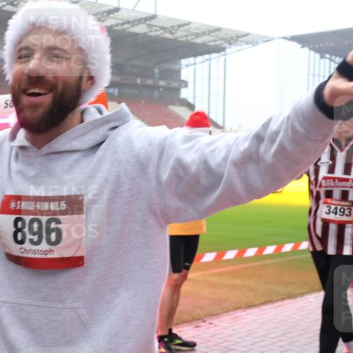 07.12.2025 - St. Pauli X-Mass-Run No. 15 Luisa Fischer http://msf.ph/oto/9381061 07.12.2025 10:09:53 Ziel 896, 3493, 800, 881, 896, 899, 960, 1026, 1172, 1191, 1243, 1248, 1461, 1465, 1570, 1575, 1576, 1718, 2126, 3493, 3756, 4066, 4067, 4068, 4113, 4666 meine-sportfotos.de