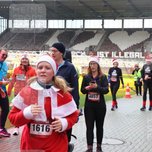 07.12.2025 - St. Pauli X-Mass-Run No. 15 Luisa Fischer http://msf.ph/oto/9381064 07.12.2025 10:43:45 Ziel 1434, 15, 1616, 4857, 2053, 3038, 74, 84, 296, 559, 706, 1053, 1301, 1616, 1814, 1936, 2052, 2053, 2336, 2337, 2459, 2487, 2647, 2724, 2726, 2761, 2762, 2802, 2901, 3022, 3038, 3226, 3237, 3381, 4104, 4161, 4621 meine-sportfotos.de