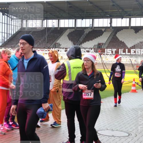 07.12.2025 - St. Pauli X-Mass-Run No. 15 Luisa Fischer http://msf.ph/oto/9381068 07.12.2025 10:43:46 Ziel 4857, 2053, 2052, 3038, 74, 84, 296, 559, 706, 1053, 1301, 1616, 1814, 1936, 2052, 2053, 2336, 2337, 2459, 2487, 2647, 2724, 2726, 2761, 2762, 2802, 2901, 3022, 3038, 3226, 3237, 3381, 4104, 4161, 4621 meine-sportfotos.de
