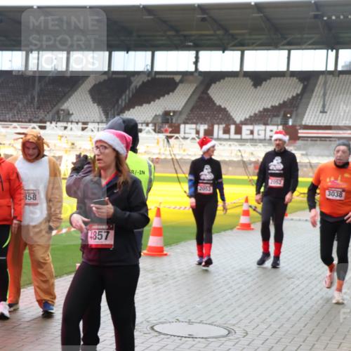 07.12.2025 - St. Pauli X-Mass-Run No. 15 Luisa Fischer http://msf.ph/oto/9381071 07.12.2025 10:43:46 Ziel 358, 4857, 2053, 2052, 3038, 74, 84, 296, 559, 706, 1053, 1301, 1616, 1814, 1936, 2052, 2053, 2336, 2337, 2459, 2487, 2647, 2724, 2726, 2761, 2762, 2802, 2901, 3022, 3038, 3226, 3237, 3381, 4104, 4161, 4621 meine-sportfotos.de