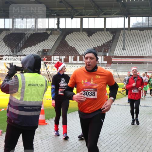 07.12.2025 - St. Pauli X-Mass-Run No. 15 Luisa Fischer http://msf.ph/oto/9381080 07.12.2025 10:43:47 Ziel 1358, 20, 15, 3038, 3022, 559, 4045, 4046, 74, 84, 296, 559, 706, 1053, 1301, 1616, 1814, 1936, 2052, 2053, 2336, 2337, 2459, 2487, 2647, 2724, 2726, 2761, 2762, 2802, 2901, 3022, 3038, 3226, 3237, 3381, 4104, 4161, 4621 meine-sportfotos.de
