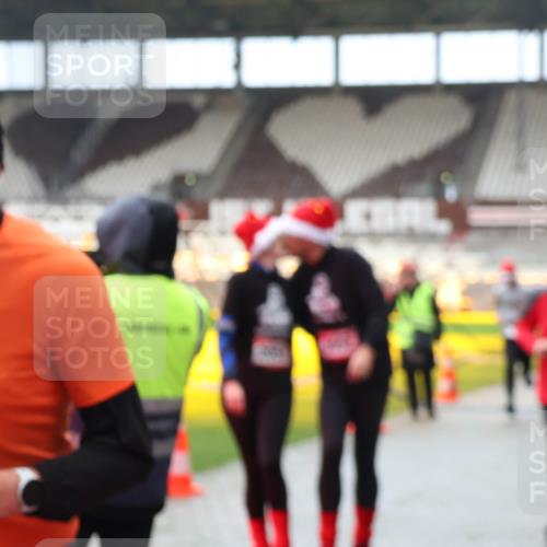 07.12.2025 - St. Pauli X-Mass-Run No. 15 Luisa Fischer http://msf.ph/oto/9381087 07.12.2025 10:43:48 Ziel 038, 74, 84, 296, 559, 706, 1053, 1301, 1616, 1814, 1936, 2052, 2053, 2336, 2337, 2459, 2487, 2647, 2724, 2726, 2761, 2762, 2802, 2901, 3022, 3038, 3226, 3237, 3381, 4095, 4096, 4104, 4161, 4621 meine-sportfotos.de