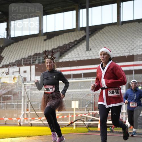 07.12.2025 - St. Pauli X-Mass-Run No. 15 Patografie http://msf.ph/oto/9381089 07.12.2025 10:19:57 Ziel 1364, 1553, 1903, 2238, 2751, 3846, 3871, 3893 meine-sportfotos.de