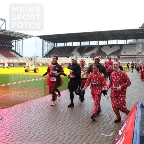 07.12.2025 - St. Pauli X-Mass-Run No. 15 Luisa Fischer http://msf.ph/oto/9381133 07.12.2025 10:43:59 Ziel 1301, 2459, 237, 4045, 4046, 74, 84, 559, 706, 1053, 1301, 1616, 1814, 1913, 1936, 2052, 2053, 2459, 2487, 2647, 2724, 2726, 2761, 2762, 2767, 3022, 3038, 3100, 3226, 3237, 4095, 4096, 4104 meine-sportfotos.de