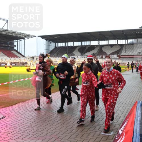 07.12.2025 - St. Pauli X-Mass-Run No. 15 Luisa Fischer http://msf.ph/oto/9381135 07.12.2025 10:44:00 Ziel 2459, 4045, 1301, 1, 4046, 74, 84, 559, 706, 1053, 1301, 1616, 1814, 1913, 1936, 2052, 2053, 2459, 2487, 2647, 2724, 2726, 2761, 2762, 2767, 3022, 3038, 3100, 3226, 3237, 4095, 4096, 4104 meine-sportfotos.de