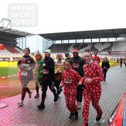 07.12.2025 - St. Pauli X-Mass-Run No. 15 Luisa Fischer http://msf.ph/oto/9381138 07.12.2025 10:44:00 Ziel 226, 1301, 2459, 3237, 4441, 4045, 74, 84, 559, 706, 1053, 1301, 1616, 1814, 1913, 1936, 2052, 2053, 2459, 2487, 2647, 2724, 2726, 2761, 2762, 2767, 3022, 3038, 3100, 3226, 3237, 4095, 4096, 4104 meine-sportfotos.de