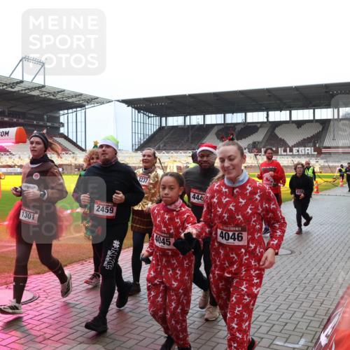 07.12.2025 - St. Pauli X-Mass-Run No. 15 Luisa Fischer http://msf.ph/oto/9381140 07.12.2025 10:44:00 Ziel 3237, 444, 1301, 2459, 4045, 5, 4046, 4104, 74, 84, 559, 706, 1053, 1301, 1616, 1814, 1913, 1936, 2052, 2053, 2459, 2487, 2647, 2724, 2726, 2761, 2762, 2767, 3022, 3038, 3100, 3226, 3237, 4095, 4096, 4104 meine-sportfotos.de