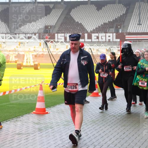 07.12.2025 - St. Pauli X-Mass-Run No. 15 Luisa Fischer http://msf.ph/oto/9381178 07.12.2025 10:10:25 Ziel 3671, 15, 1026, 1257, 1256, 989, 3411, 962, 989, 1026, 1172, 1191, 1256, 1257, 1399, 1678, 1732, 2502, 2504, 2560, 3245, 3246, 3410, 3411, 4358, 4507 meine-sportfotos.de