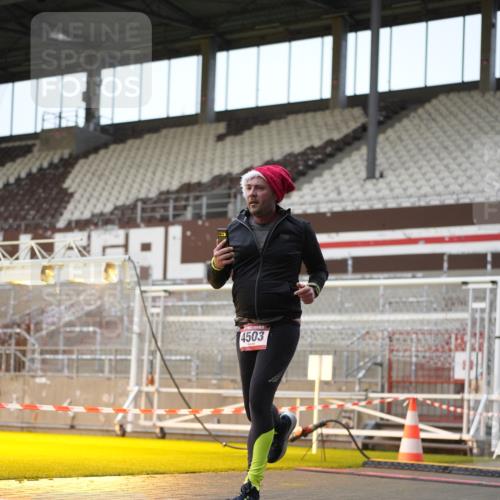 07.12.2025 - St. Pauli X-Mass-Run No. 15 Patografie http://msf.ph/oto/9381186 07.12.2025 10:20:07 Ziel 459, 1364, 1553, 1903, 2238, 2751, 2855, 3846, 3871, 4042, 4071, 4503 meine-sportfotos.de