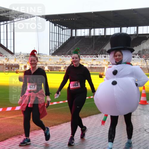 07.12.2025 - St. Pauli X-Mass-Run No. 15 Luisa Fischer http://msf.ph/oto/9381207 07.12.2025 11:16:01 Ziel 1627, 1662, 313, 8, 14, 313, 372, 391, 1218, 1282, 1627, 1662, 2194, 3133 meine-sportfotos.de
