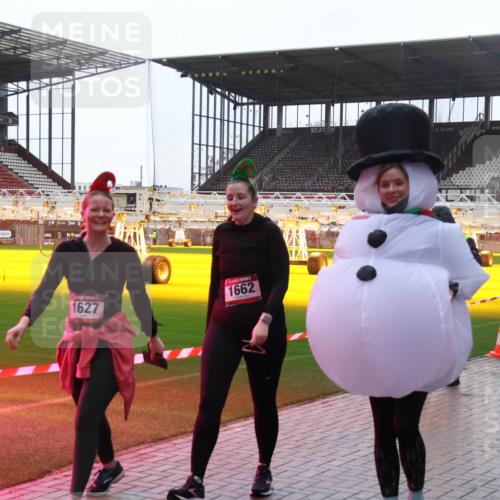 07.12.2025 - St. Pauli X-Mass-Run No. 15 Luisa Fischer http://msf.ph/oto/9381209 07.12.2025 11:16:02 Ziel 1627, 1662, 8, 14, 313, 372, 391, 1218, 1282, 1627, 1662, 2194, 3133 meine-sportfotos.de