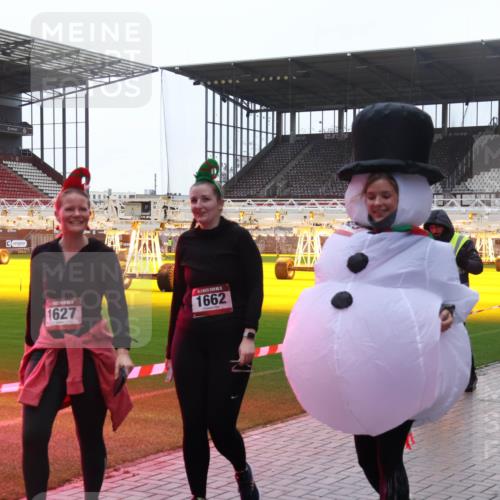07.12.2025 - St. Pauli X-Mass-Run No. 15 Luisa Fischer http://msf.ph/oto/9381212 07.12.2025 11:16:02 Ziel 1627, 1662, 1, 8, 14, 313, 372, 391, 1218, 1282, 1627, 1662, 2194, 3133 meine-sportfotos.de