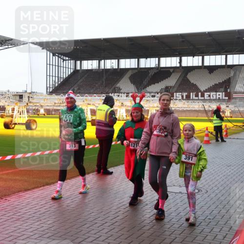 07.12.2025 - St. Pauli X-Mass-Run No. 15 Luisa Fischer http://msf.ph/oto/9381221 07.12.2025 11:16:09 Ziel 59, 313, 1218, 1219, 282, 391, 8, 14, 372, 391, 1218, 1282, 2194 meine-sportfotos.de