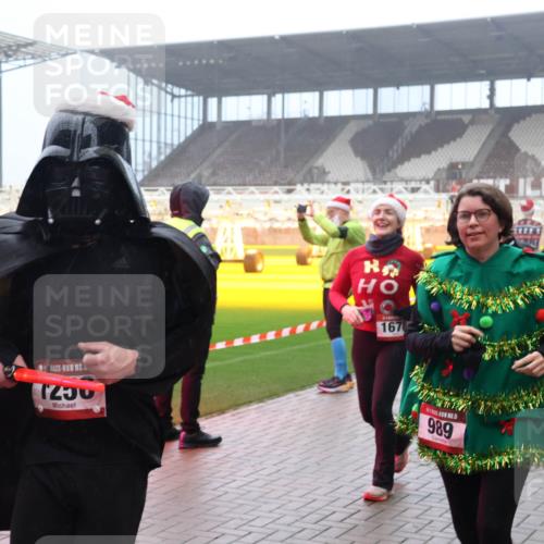 07.12.2025 - St. Pauli X-Mass-Run No. 15 Luisa Fischer http://msf.ph/oto/9381232 07.12.2025 10:10:30 Ziel 14, 1678, 5, 989, 250, 962, 989, 1026, 1172, 1191, 1256, 1257, 1399, 1678, 1732, 2083, 2087, 2502, 2504, 2560, 3245, 3246, 3410, 3411, 4358, 4507 meine-sportfotos.de