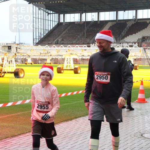 07.12.2025 - St. Pauli X-Mass-Run No. 15 Luisa Fischer http://msf.ph/oto/9381233 07.12.2025 10:44:30 Ziel 15, 2955, 15, 2950, 32, 74, 84, 179, 220, 706, 1089, 1651, 1913, 1947, 1948, 2357, 2359, 2499, 2767, 2950, 2955, 3012, 3100, 4095, 4096, 4254, 4255 meine-sportfotos.de