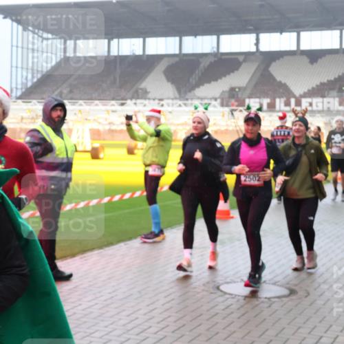 07.12.2025 - St. Pauli X-Mass-Run No. 15 Luisa Fischer http://msf.ph/oto/9381245 07.12.2025 10:10:31 Ziel 2502, 1179, 962, 989, 1026, 1172, 1191, 1256, 1257, 1399, 1678, 1732, 2083, 2087, 2502, 2504, 2560, 3245, 3246, 3410, 3411, 4358, 4507 meine-sportfotos.de