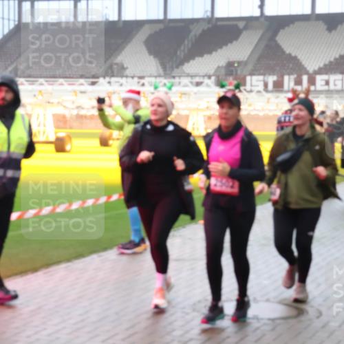 07.12.2025 - St. Pauli X-Mass-Run No. 15 Luisa Fischer http://msf.ph/oto/9381246 07.12.2025 10:10:32 Ziel 2502, 962, 989, 1026, 1172, 1191, 1256, 1257, 1399, 1678, 1732, 2083, 2087, 2502, 2504, 2560, 3245, 3246, 3410, 3411, 4358, 4507 meine-sportfotos.de