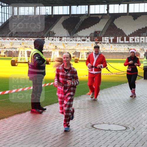 07.12.2025 - St. Pauli X-Mass-Run No. 15 Luisa Fischer http://msf.ph/oto/9381249 07.12.2025 10:44:42 Ziel 012, 948, 2647, 32, 179, 220, 571, 1051, 1059, 1060, 1089, 1421, 1651, 1947, 1948, 2321, 2325, 2357, 2359, 2499, 2950, 2955, 3012, 4254, 4255 meine-sportfotos.de