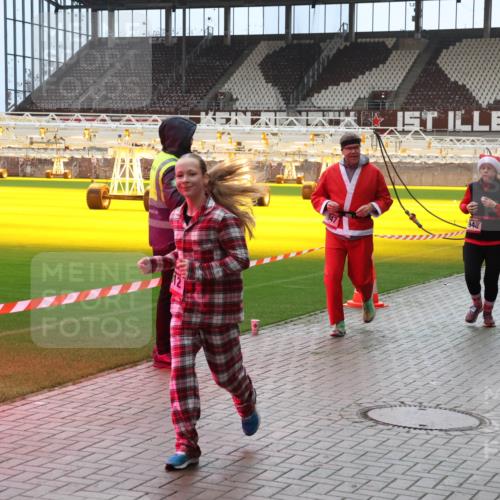 07.12.2025 - St. Pauli X-Mass-Run No. 15 Luisa Fischer http://msf.ph/oto/9381251 07.12.2025 10:44:42 Ziel 948, 2647, 32, 179, 220, 571, 1051, 1059, 1060, 1089, 1421, 1651, 1947, 1948, 2321, 2325, 2357, 2359, 2499, 2950, 2955, 3012, 4254, 4255 meine-sportfotos.de