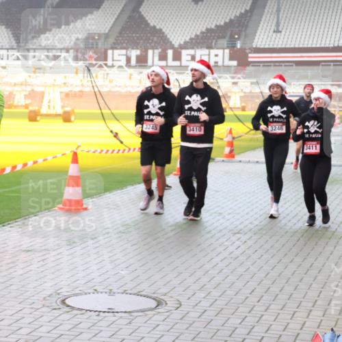 07.12.2025 - St. Pauli X-Mass-Run No. 15 Luisa Fischer http://msf.ph/oto/9381260 07.12.2025 10:10:34 Ziel 3671, 3245, 3410, 3246, 3411, 962, 989, 1026, 1191, 1256, 1257, 1399, 1678, 1732, 2083, 2087, 2502, 2504, 2560, 3245, 3246, 3410, 3411, 4358, 4507 meine-sportfotos.de