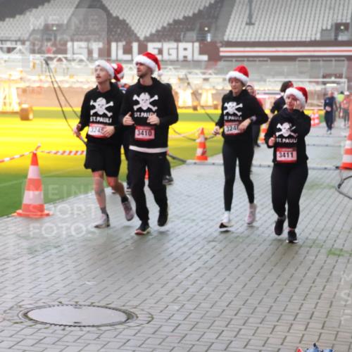 07.12.2025 - St. Pauli X-Mass-Run No. 15 Luisa Fischer http://msf.ph/oto/9381262 07.12.2025 10:10:34 Ziel 3671, 3245, 3410, 3246, 3411, 962, 989, 1026, 1191, 1256, 1257, 1399, 1678, 1732, 2083, 2087, 2502, 2504, 2560, 3245, 3246, 3410, 3411, 4358, 4507 meine-sportfotos.de