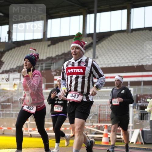 07.12.2025 - St. Pauli X-Mass-Run No. 15 Patografie http://msf.ph/oto/9381269 07.12.2025 10:20:21 Ziel 447, 452, 459, 461, 478, 2187, 2855, 3473, 3832, 4116, 4503, 4523 meine-sportfotos.de